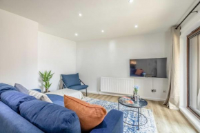 Cozy 2BR, 2-Min Walk to Windsor Castle